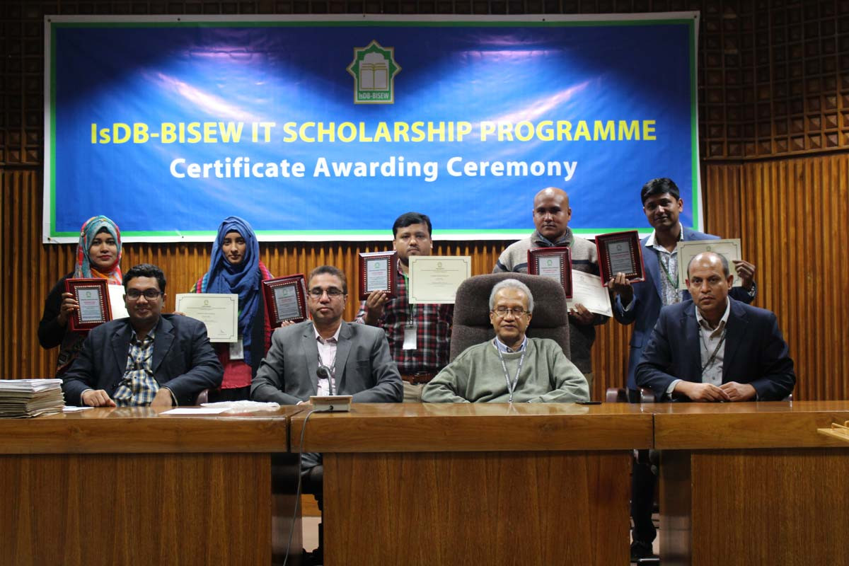 Certificate distribution ceremony for graduates of Round-36
